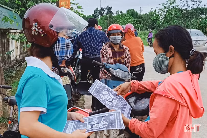 Phụ nữ Hà Tĩnh bền bỉ tuyên truyền, hỗ trợ phòng chống dịch Covid-19
