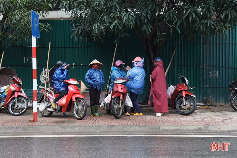 Bịt kín người khi ra đường vẫn co ro trong cái rét dưới 15 độ C ở Hà Tĩnh
