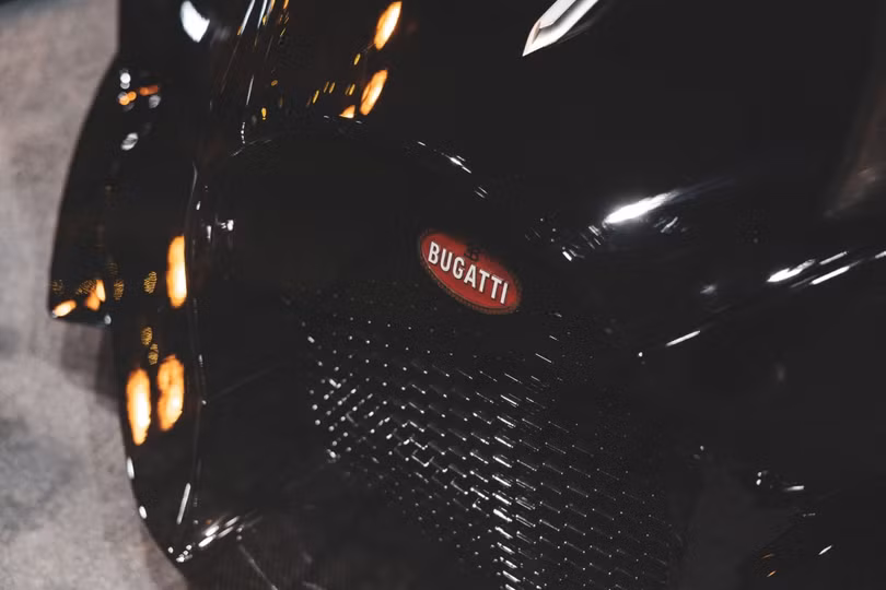 Bugatti trưng bày siêu xe trị giá 13 triệu USD dịp Giáng Sinh