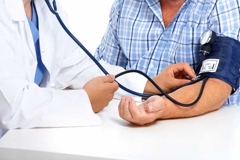 Cần làm gì khi sơ cứu cho người bị đột quỵ?