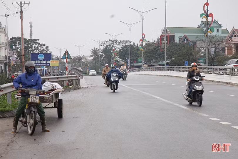 Bịt kín người khi ra đường vẫn co ro trong cái rét dưới 15 độ C ở Hà Tĩnh