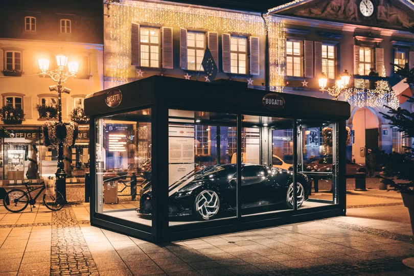 Bugatti trưng bày siêu xe trị giá 13 triệu USD dịp Giáng Sinh