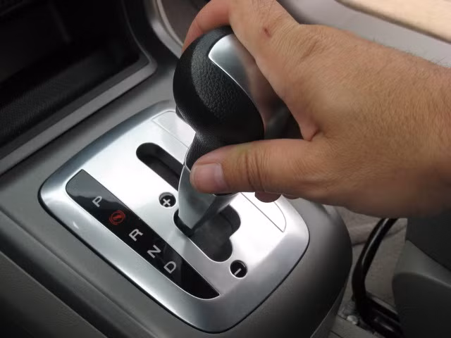 Những sai lầm dễ mắc phải khi lái xe số tự động