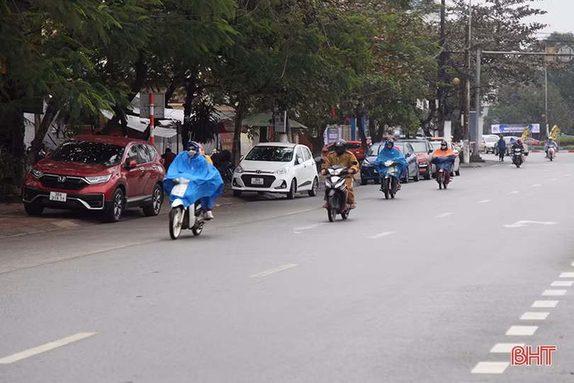 Bịt kín người khi ra đường vẫn co ro trong cái rét dưới 15 độ C ở Hà Tĩnh