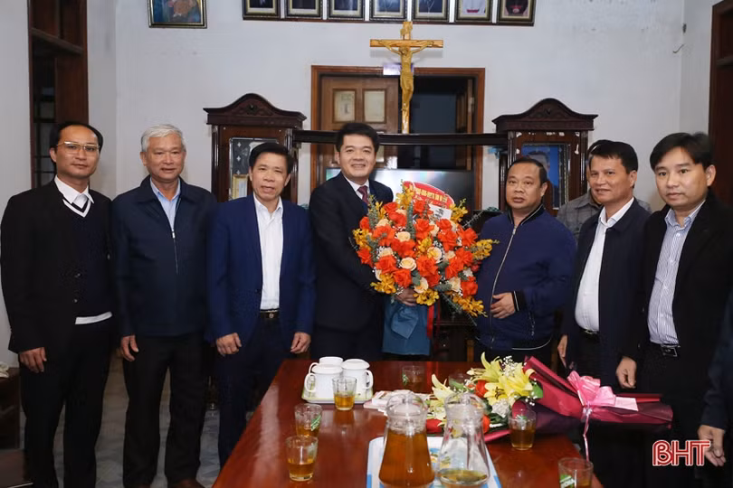 Trưởng ban Dân vận Tỉnh ủy, Giám đốc Công an tỉnh Hà Tĩnh chúc mừng Giáng sinh