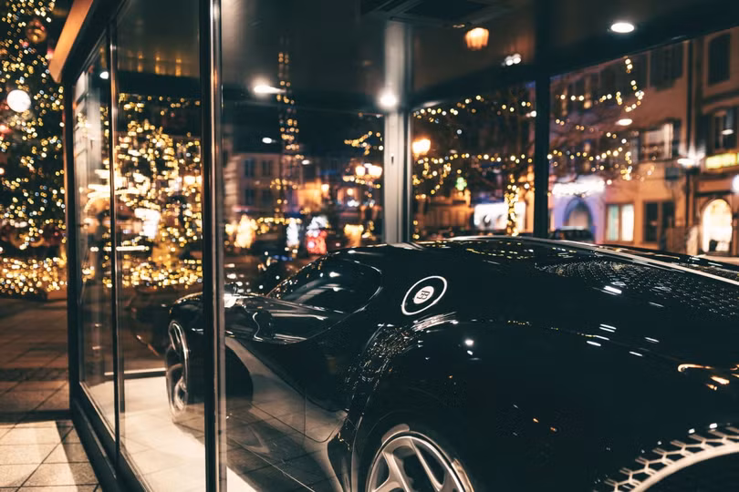 Bugatti trưng bày siêu xe trị giá 13 triệu USD dịp Giáng Sinh