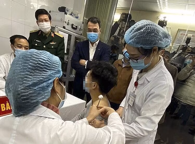 Mũi vắc xin phòng Covid-19 đầu tiên của Việt Nam bắt đầu được tiêm thử trên người