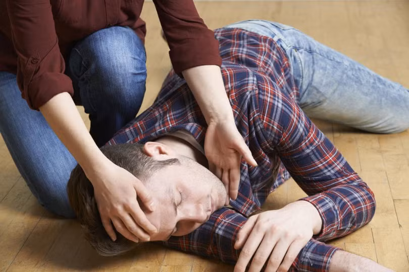 Cần làm gì khi sơ cứu cho người bị đột quỵ?