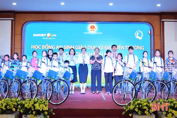 Trao 20 xe đạp cho trẻ em hoàn cảnh đặc biệt khó khăn