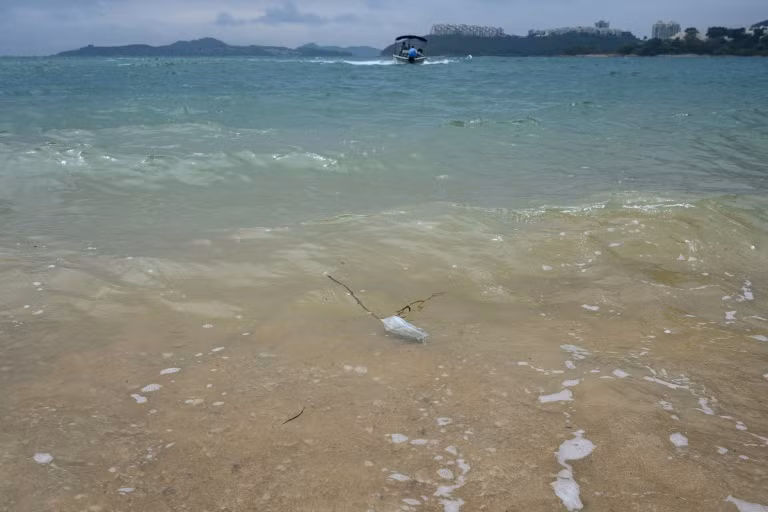Bãi biển ở Hong Kong lại ngập ngụa rác khẩu trang y tế