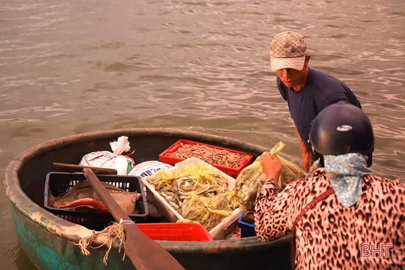 “Kỹ nghệ” chèo thuyền thúng của ngư dân Hà Tĩnh