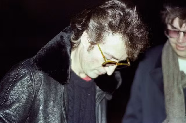 Khoảnh khắc huyền thoại âm nhạc John Lennon ký tên lưu niệm cho kẻ sát nhân