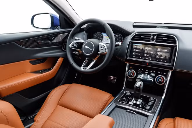 Jaguar XE 2020 - sedan thể thao cao cấp sẽ ra mắt VN trong tháng 6 ảnh 1 Jaguar XE 2020 - sedan thể thao cao cấp sẽ ra mắt VN trong tháng 6