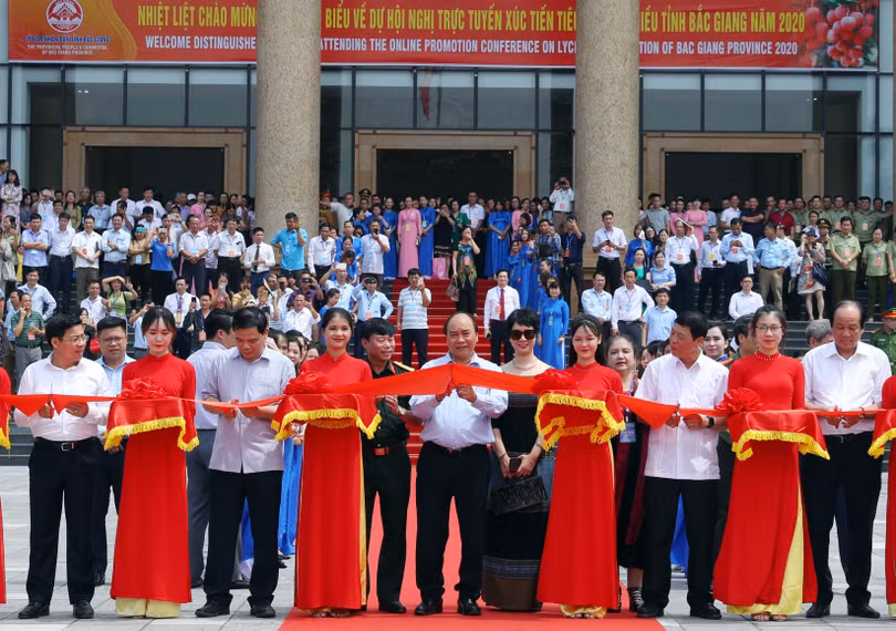 Thủ tướng động viên đoàn xe xuất hành tiêu thụ vải thiều Bắc Giang
