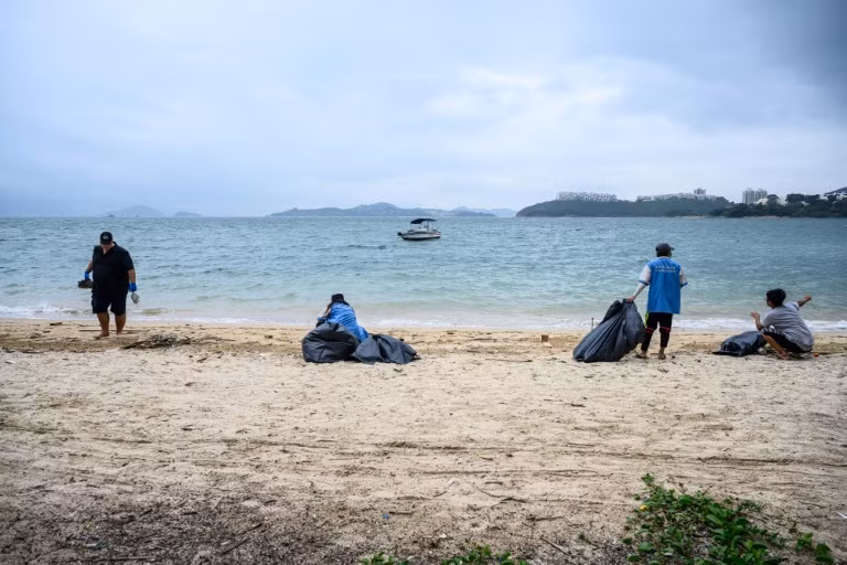 Bãi biển ở Hong Kong lại ngập ngụa rác khẩu trang y tế