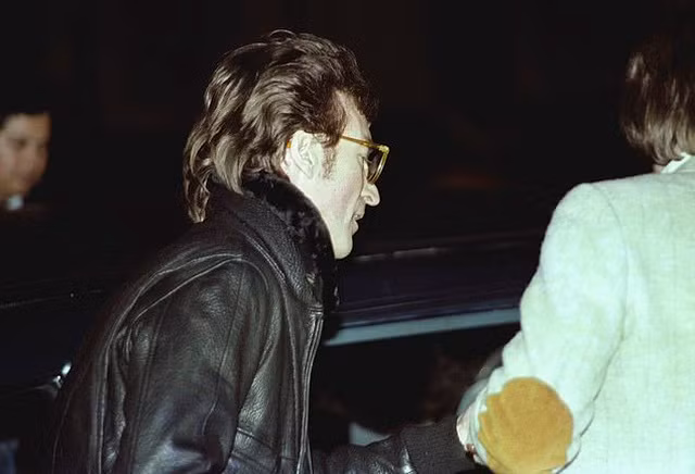 Khoảnh khắc huyền thoại âm nhạc John Lennon ký tên lưu niệm cho kẻ sát nhân