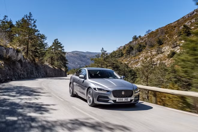 Jaguar XE 2020 - sedan thể thao cao cấp sẽ ra mắt VN trong tháng 6 ảnh 3 Jaguar XE 2020 - sedan thể thao cao cấp sẽ ra mắt VN trong tháng 6