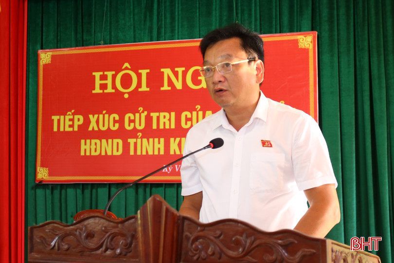 Bí thư Huyện uỷ Kỳ Anh Hồ Huy Thành đại diện Tổ đại biểu HĐND tỉnh bầu tại huyện Kỳ Anh trình bày các báo cáo tại hội nghị.