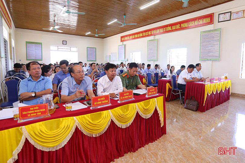 Đại biểu tham dự hội nghị tiếp xúc cử tri.