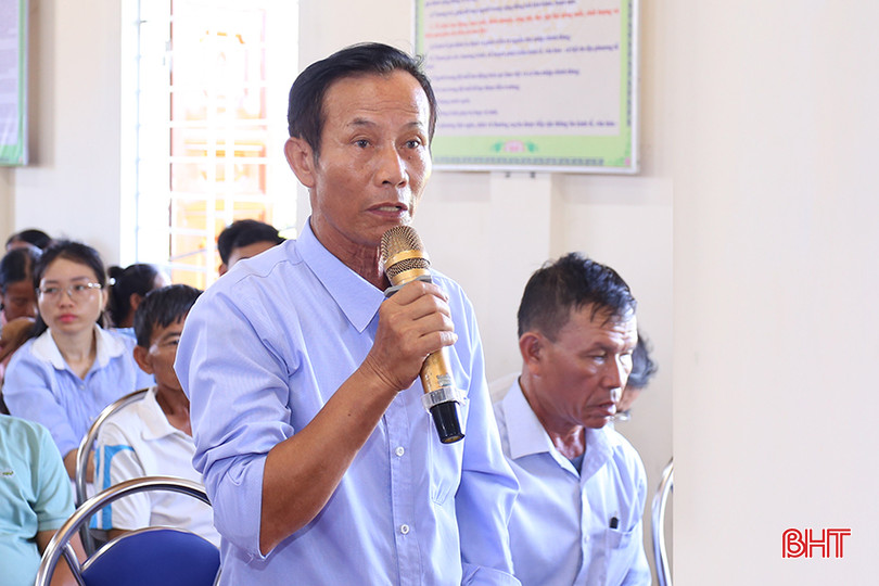 Cử tri Lê Văn Bảy (xã Kỳ Văn) trao đổi ý kiến về vấn đề liên quan đến chuyển đổi, tích tụ ruộng đất.