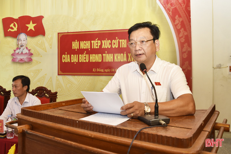 Bí thư Huyện uỷ Kỳ Anh Hồ Huy Thành đại diện Tổ đại biểu HĐND tỉnh bầu tại huyện Kỳ Anh trình bày các báo cáo tại hội nghị.