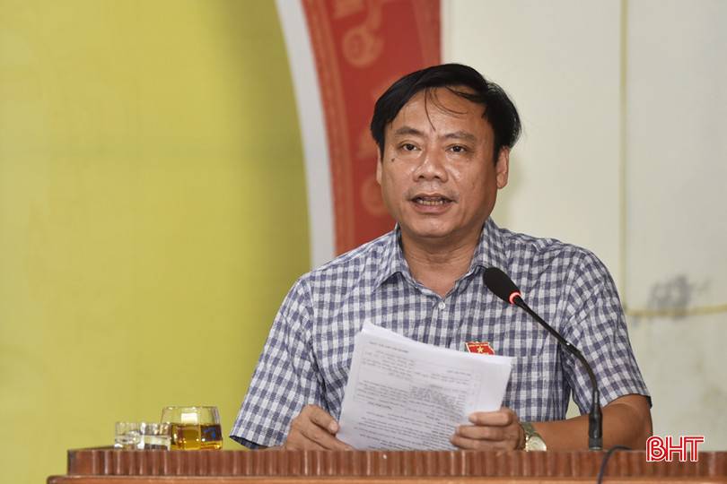 Chủ tịch UBND huyện Kỳ Anh Nguyễn Tiến Hùng tiếp thu và làm rõ một số kiến nghị của cử tri.