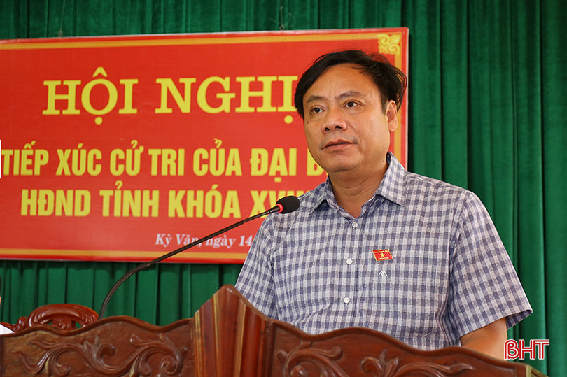 Chủ tịch UBND huyện Kỳ Anh Nguyễn Tiến Hùng tiếp thu các ý kiến của cử tri.