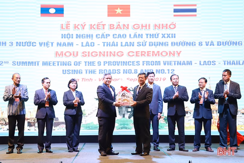 Hội nghị cấp cao 9 tỉnh, 3 nước Việt Nam - Lào - Thái Lan sử dụng đường 8 và đường 12 lần thứ XXII thành công tốt đẹp