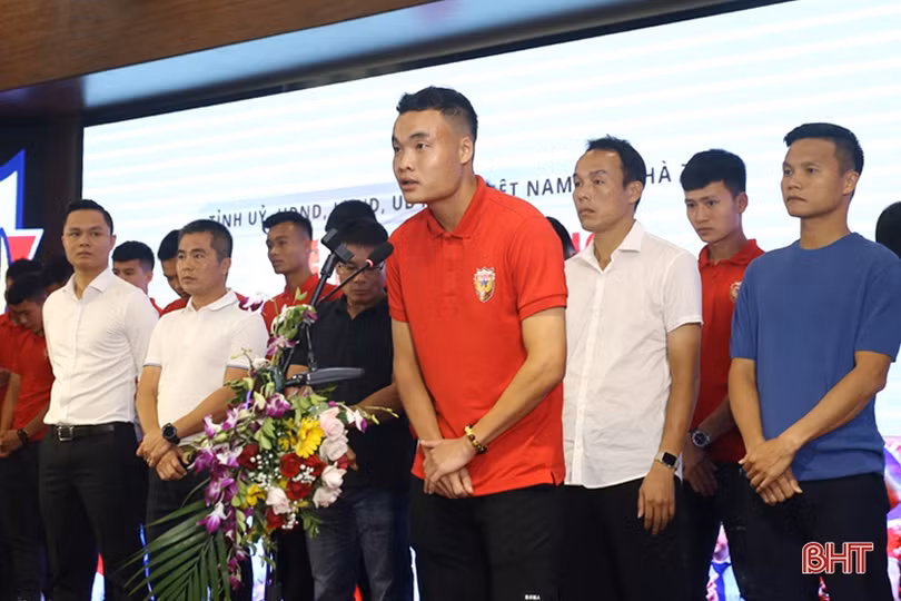 Hà Tĩnh trao thưởng 1 tỷ đồng cho đội vô địch Hồng Lĩnh Hà Tĩnh