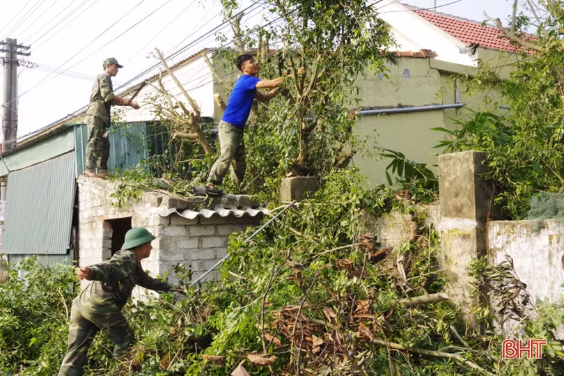 Gần 120 cán bộ, chiến sỹ Bộ CHQS Hà Tĩnh giúp dân làm nông thôn mới