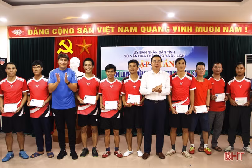 PVF trao chứng nhận cho 78 HLV bóng đá phong trào ở Hà Tĩnh