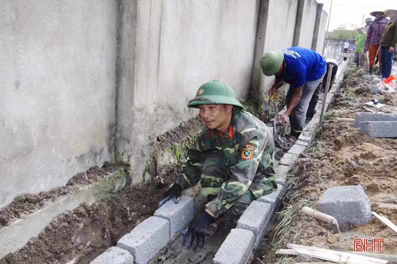 Gần 120 cán bộ, chiến sỹ Bộ CHQS Hà Tĩnh giúp dân làm nông thôn mới