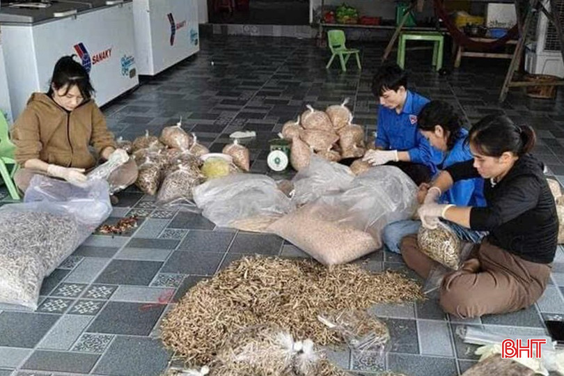 Đoàn viên thanh niên và người dân thôn Phú Lợi (xã Kỳ Lợi) chuẩn bị thực phẩm gửi đến cho người dân vùng lũ.