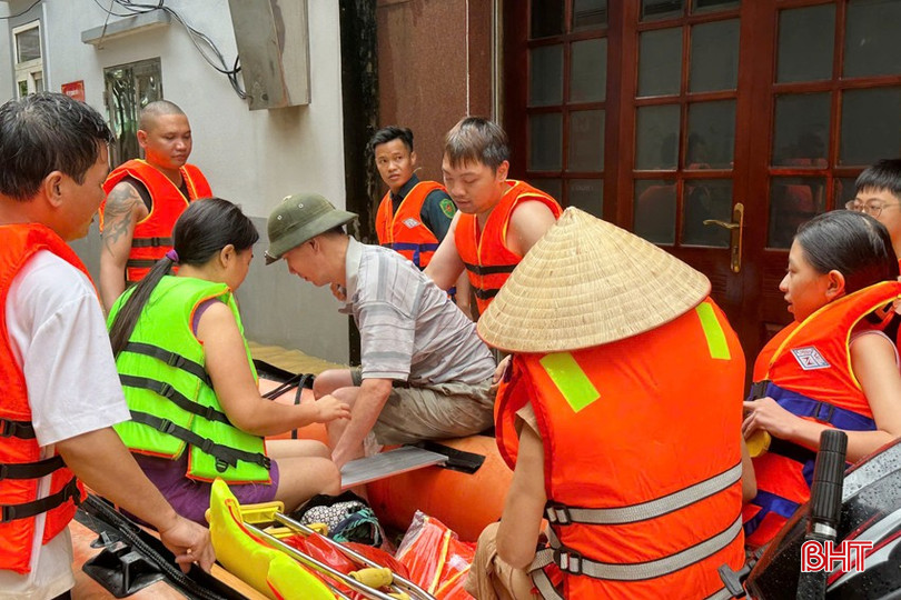 Chiếc cano của nhóm anh Vũ đã đưa được nhiều người dân vùng ngập lụt đến nơi an toàn.