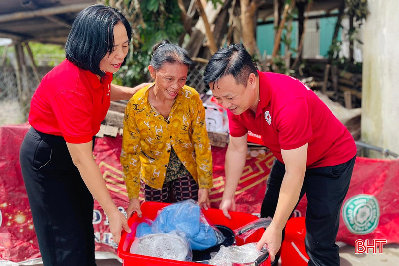 Các thùng hàng gia đình với đầy đủ đồ dùng, lương thực đảm bảo nhu cầu sinh hoạt thiết yếu trong thời gian bị cô lập do thiên tai được Hội Chữ thập đỏ tỉnh cấp phát đến người dân vùng có nhiều nguy cơ.