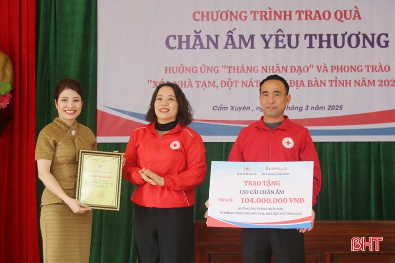Hội Chữ thập đỏ tỉnh kết nối doanh nghiệp trao tặng chăn cho các hộ gia đình ở Cẩm Xuyên.