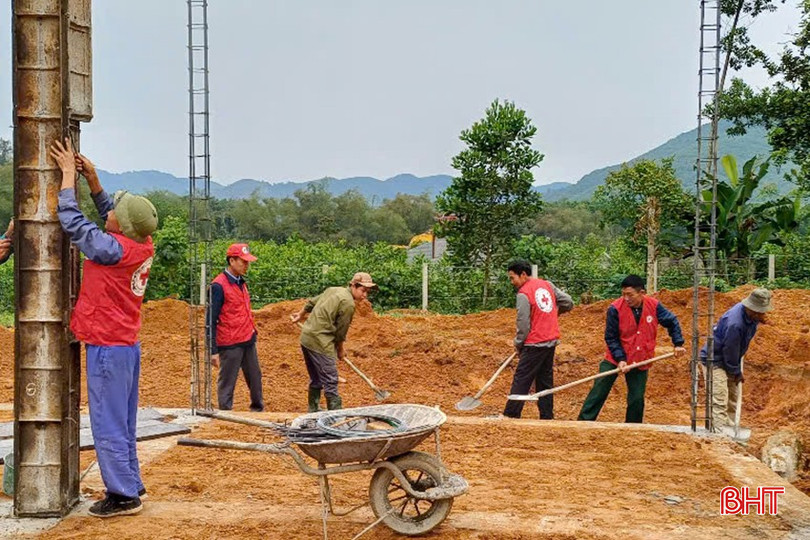 Các cấp hội chữ thập đỏ huy động cán bộ, hội viên, tình nguyện viên hỗ trợ ngày công cho các gia đình xây dựng nhà ở.