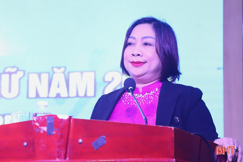 Chủ tịch Hội LHPN huyện Cẩm Xuyên Phan Thị Mỹ Dung chia sẻ kinh nghiệm tập hợp, gắn kết hội viên, phụ nữ ở cơ sở.