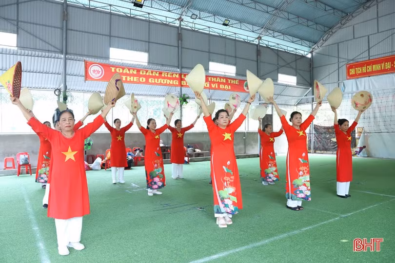 Người cao tuổi tổ dân phố 2, phường Trần Phú (TP Hà Tĩnh) tham gia các hoạt động văn hóa, văn nghệ.