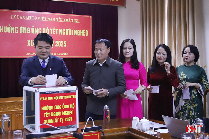 Cán bộ, người lao động cơ quan Ủy ban MTTQ tỉnh tham gia ủng hộ.