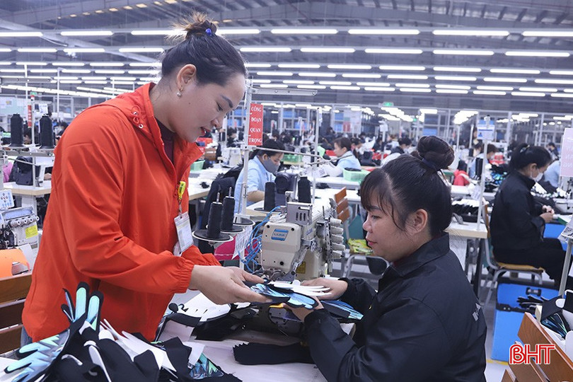 Chị Nguyễn Thị Hương (bên trái) cũng như các đồng nghiệp tại Công ty TNHH Haivina Hồng Lĩnh mong chờ chế độ thưởng tết xứng đáng với những đóng góp trong năm qua.
