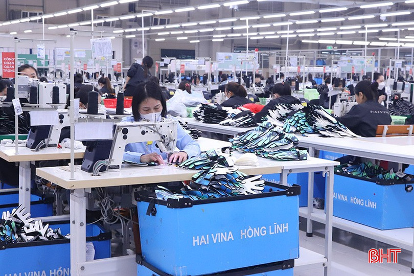 Công nhân Công ty TNHH Haivina Hồng Lĩnh tất bật với những đơn hàng cuối năm.