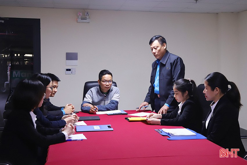 Liên đoàn Lao động huyện Nghi Xuân nắm bắt tình hình triển khai kế hoạch chăm lo tết cho người lao động tại Công ty CP Golf Xuân Thành.