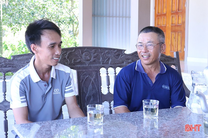 Ông Trần Thế Cương (bên phải) là người khởi xướng ý tưởng hiến đất mở đường cho anh Trần Thế Thuyết (bên trái).