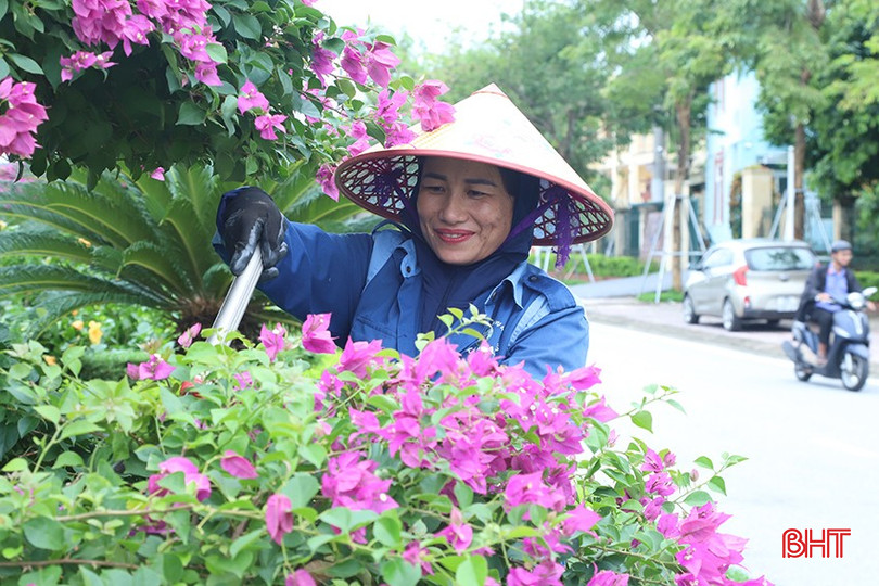Chị Đặng Thị Huyền ý thức cao trách nhiệm của bản thân trong việc góp phần xây dựng thị xã Kỳ Anh văn minh, sạch đẹp.