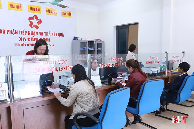 Cán bộ xã Cẩm Vịnh sẵn sàng phục vụ Nhân dân.