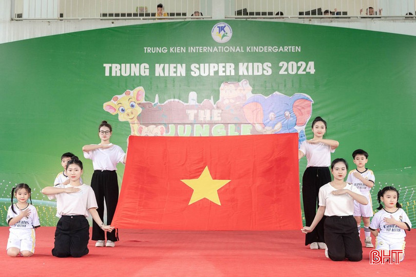 Lễ khai mạc được bắt đầu với nghi thức chào cờ, hát quốc ca.