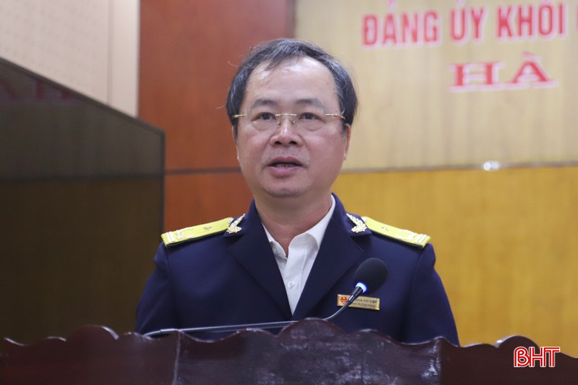 Phó Chủ tịch Công đoàn cơ sở Cục Thuế tỉnh Dương Chí Điệp đóng góp ý kiến về vai trò của công đoàn trong phát động các phong trào thi đua, tham mưu chuyên môn thực hiện nhiệm vụ chính trị.