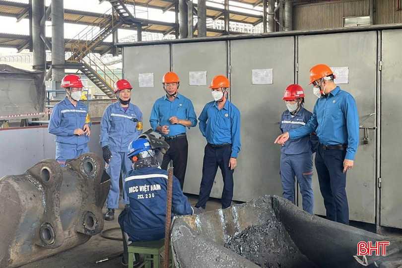 Cán bộ Công đoàn Các khu kinh tế tỉnh tăng cường bám nắm cơ sở, tuyên truyền các chế độ, chính sách với người lao động trong các doanh nghiệp.