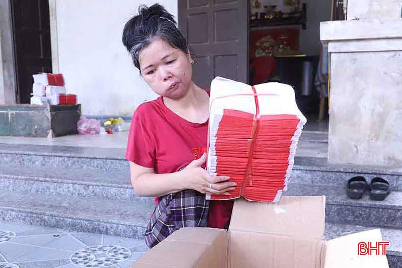 Chị Huyền nhận thêm hàng mã về làm để kiếm thêm thu nhập.